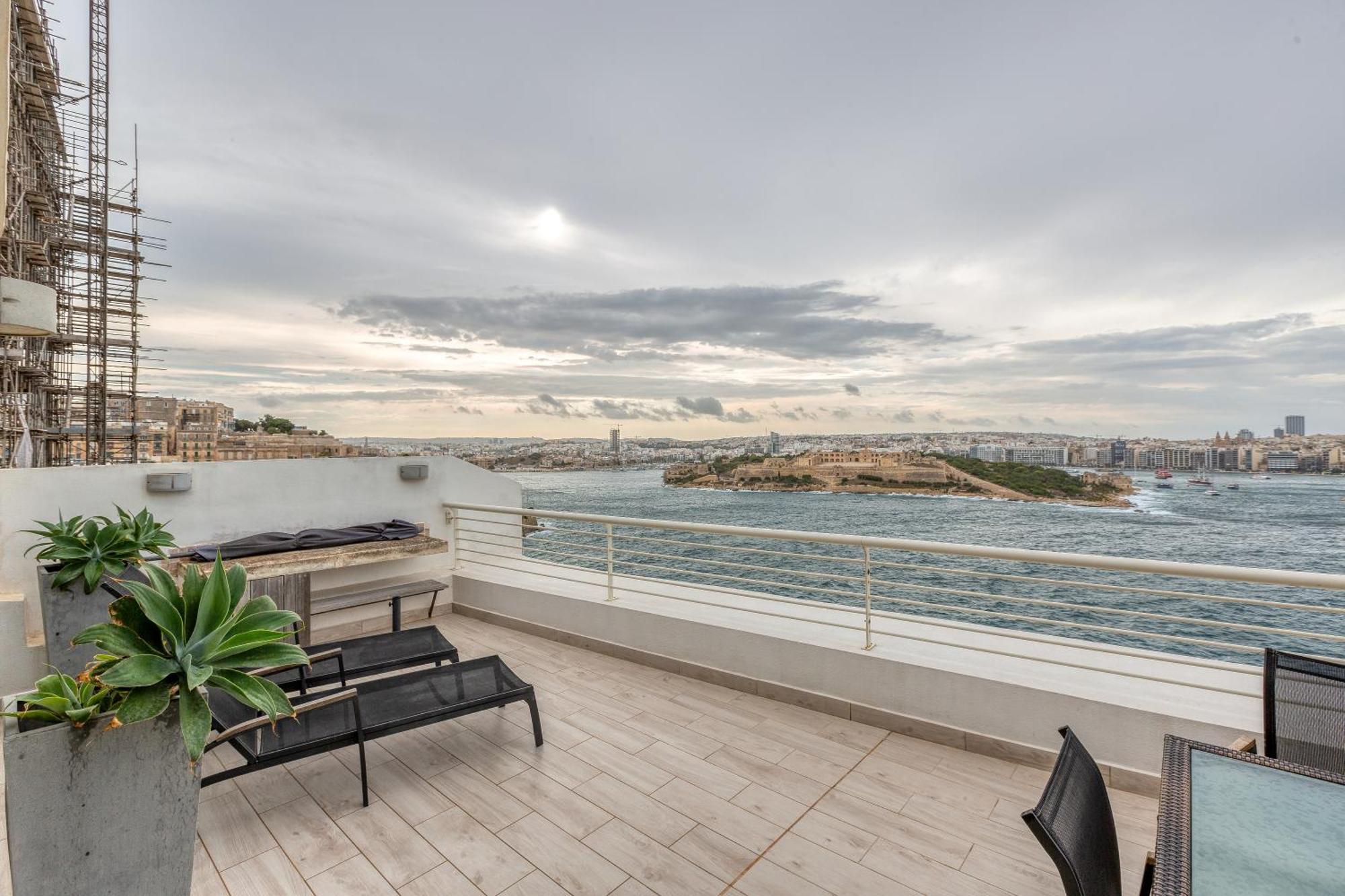49/3 Seafront Duplex Penthouse In Валетта Экстерьер фото